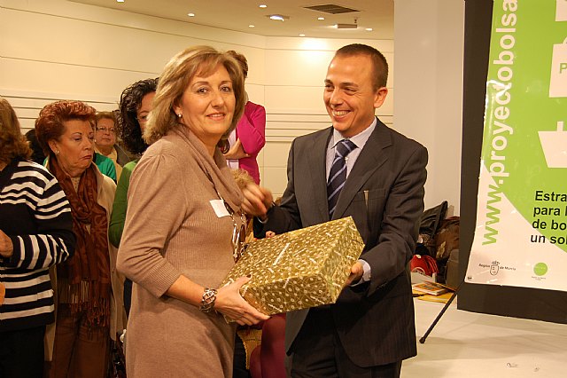 El director general de Planificación, Evaluación y Control Ambiental, Francisco Espejo, hace entrega del premio a una de las ganadoras del Concurso de doblado de bolsas plásticas, celebrado hoy en El Corte Inglés, con motivo de la campaña 'Bolsa 15', para fomentar el reciclaje y la reutilización de bolsas, Foto 1