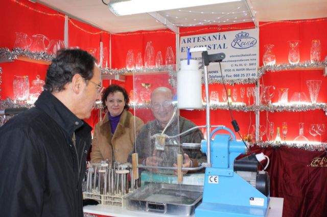 El Alcalde destaca la importancia de la Muestra de Artesanía de Navidad para el impulso del pequeño comercio - 1, Foto 1