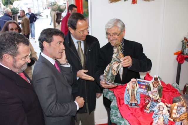 El Alcalde destaca la importancia de la Muestra de Artesanía de Navidad para el impulso del pequeño comercio - 2, Foto 2