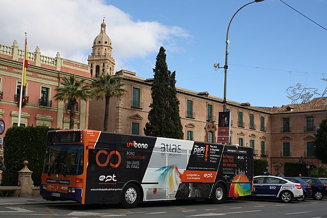 El consejero de Obras Públicas destaca la buena acogida del Unibono en su primer día de funcionamiento - 1, Foto 1