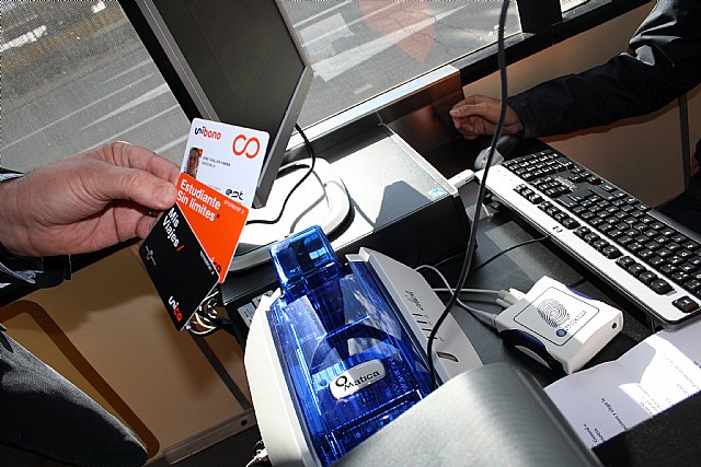 El consejero de Obras Públicas destaca la buena acogida del Unibono en su primer día de funcionamiento - 2, Foto 2