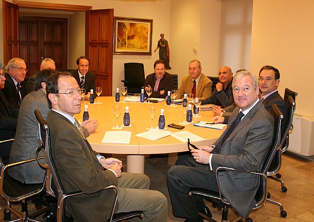 Valcárcel reúne a los alcaldes de los municipios con más población de la Región para poner en marcha las claúsulas sociales - 1, Foto 1