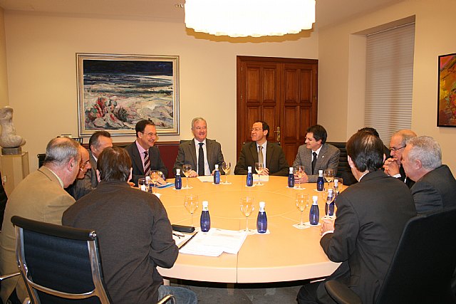 Valcárcel reúne a los alcaldes de los municipios con más población de la Región para poner en marcha las claúsulas sociales - 2, Foto 2