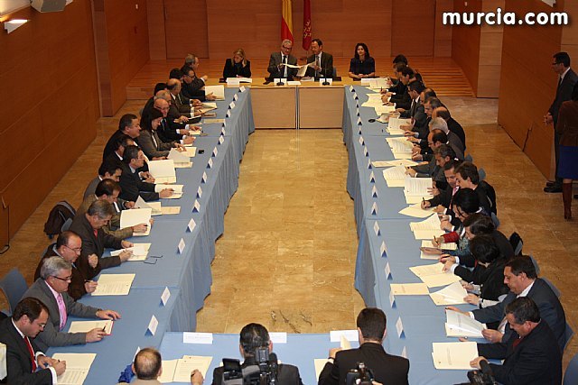 El alcalde firma con Valcárcel un convenio para mejorar la administración electrónica - 1, Foto 1