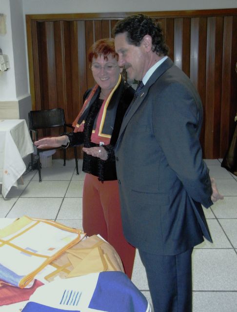 El alcalde inaugura el rastrillo solidario de la Asociación de Amas de Casa en beneficio de Afacmur - 1, Foto 1