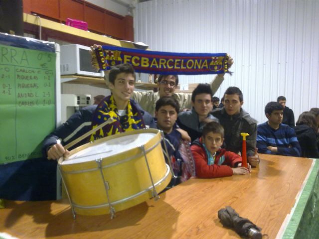 Más de medio centenar de jóvenes se vivieron el clásico de la liga en JOVAL - 4, Foto 4