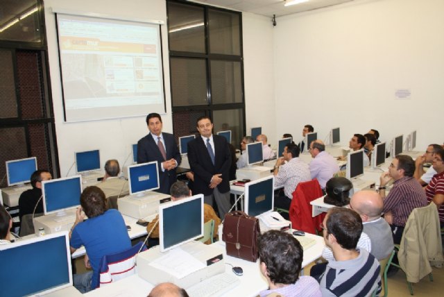 Obras públicas forma a colegios profesionales de la Región para facilitar su acceso a Cartomur - 1, Foto 1