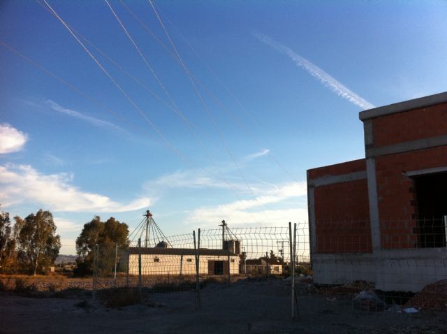 ¿Por qué se construye un Centro Médico en La Torrecilla cerca de cables de alta tensión, con los problemas que pueden ocasionar para la salud? - 1, Foto 1