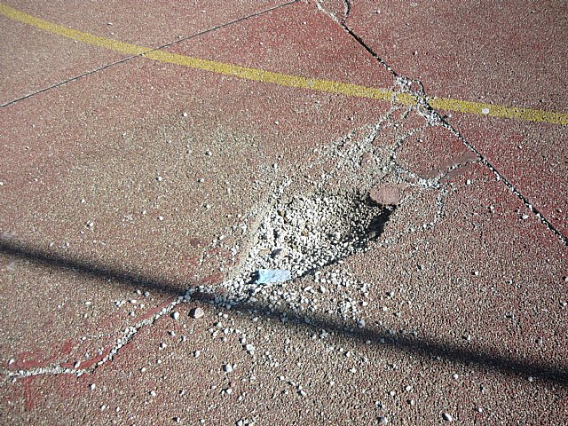 Piden la reparación inmediata de la pista deportiva del IES Ramón Arcas - 2, Foto 2