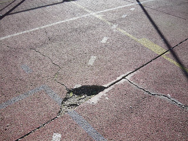 Piden la reparación inmediata de la pista deportiva del IES Ramón Arcas - 3, Foto 3