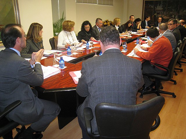 El consejero de Universidades, Empresa e Investigación, Salvador Marín, preside la reunión del Consejo Asesor del Comercio de la Región de Murcia, Foto 1