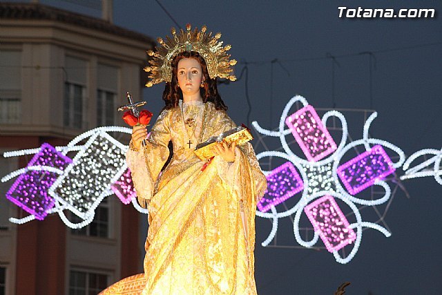 Cientos de vecinos acompañan en procesión a la patrona Santa Eulalia desde la ermita de San Roque hasta la Parroquia de Santiago - 1, Foto 1
