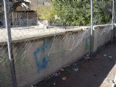 Piden la reparacin inmediata de la pista deportiva del IES Ramn Arcas
