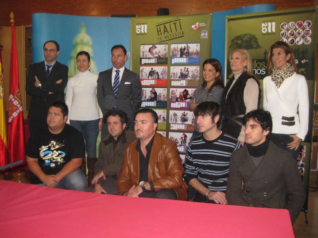 El Ayuntamiento y Azul en Acción realizan un calendario para recaudar fondos para los niños víctimas del cólera en Haití - 1, Foto 1