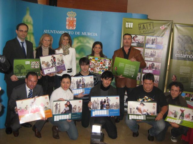 El Ayuntamiento y Azul en Acción realizan un calendario para recaudar fondos para los niños víctimas del cólera en Haití - 2, Foto 2