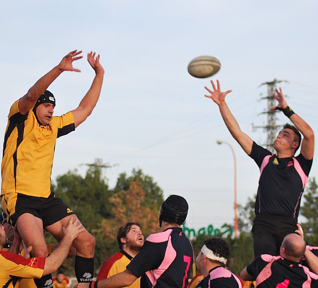 Disputa de saque de linea en un momento del partido entre XV Rugby Murcia y CR Lorca , Foto 1