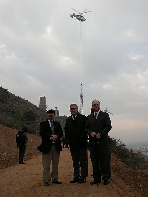 El delegado del Gobierno y el alcalde de Alhama visitan los trabajos de reconstrucción de la torre del Homenaje, Foto 1