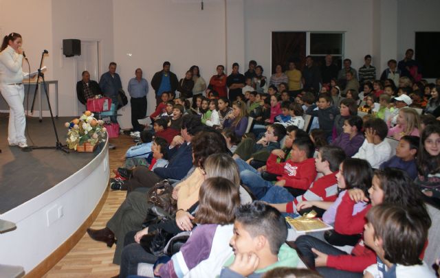 Decenas de escolares pinatarenses reciben los premios del Plan Lector Municipal - 1, Foto 1