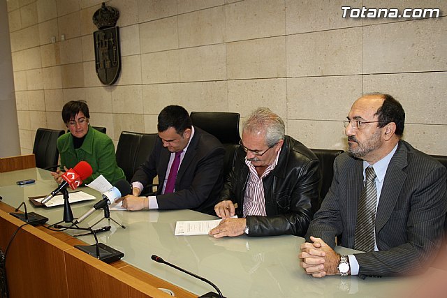 El ayuntamiento y AEMCO firman un convenio de colaboración para facilitar el acceso a la vivienda de protección pública a los vecinos de Totana - 1, Foto 1