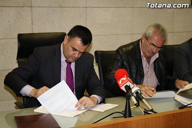 El ayuntamiento y AEMCO firman un convenio de colaboración para facilitar el acceso a la vivienda de protección pública a los vecinos de Totana, Foto 3