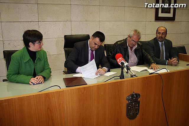 El ayuntamiento y AEMCO firman un convenio de colaboración para facilitar el acceso a la vivienda de protección pública a los vecinos de Totana, Foto 4