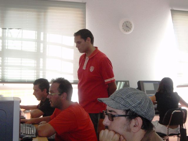 Un total de 17 usuarios del Servicio Municipal de Apoyo Psocisocial participan en un curso de informática del proyecto RAITOTANA, Foto 2