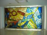 Las vidrieras del Club Remo, obra de Muñoz Barbern, vuelven a lucir a partir del jueves en la biblioteca de Santiago el Mayor
