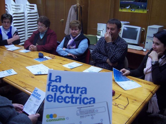 La concejal de Comercio se reúne con las usuarias de la Asociación de Amas de Casa las Tres Avemarías - 1, Foto 1