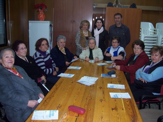 La concejal de Comercio se reúne con las usuarias de la Asociación de Amas de Casa las Tres Avemarías, Foto 2