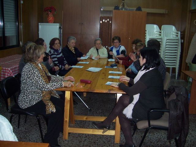 La concejal de Comercio se reúne con las usuarias de la Asociación de Amas de Casa las Tres Avemarías - 3, Foto 3
