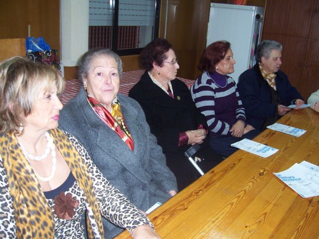 La concejal de Comercio se reúne con las usuarias de la Asociación de Amas de Casa las Tres Avemarías - 4, Foto 4