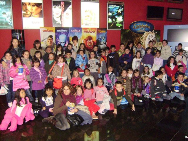 More than fifty children from the five Edutec of Totana enjoyed an evening of film in 3D animation in Murcia, Foto 1