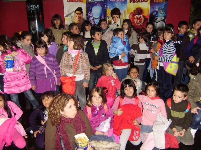 More than fifty children from the five Edutec of Totana enjoyed an evening of film in 3D animation in Murcia, Foto 3