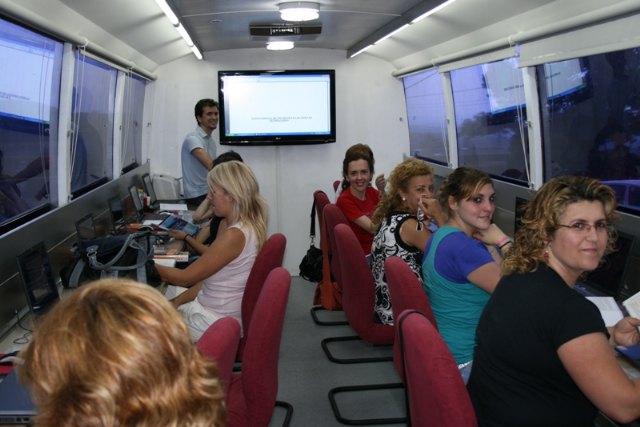 Un autobús formará a mujeres en internet, utilización de ordenadores, móviles y TDT - 1, Foto 1