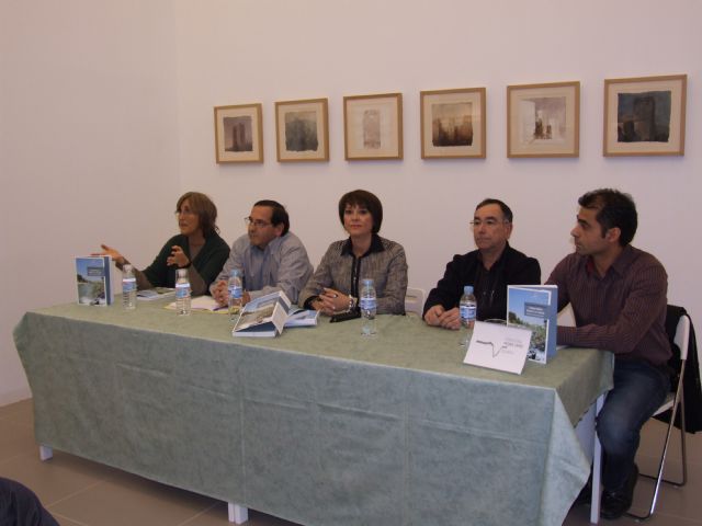 Se presenta un libro que habla del agua, la cultura y el entorno de Blanca - 1, Foto 1