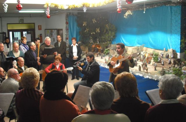 Los mayores torreños ya disfrutan de su tradicional Belén - 1, Foto 1