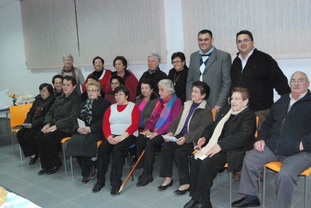 El alcalde de Totana y el concejal de Bienestar Social felicitan la Navidad a los usuarios del Centro de Personas Mayores de Paretón-Cantareros, Foto 1