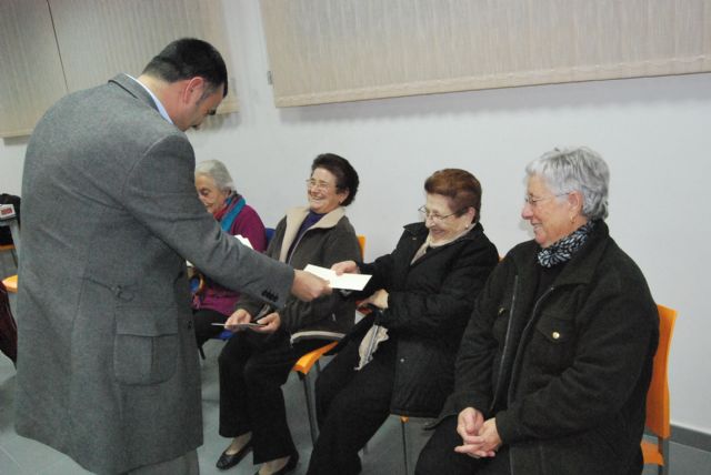 El alcalde de Totana y el concejal de Bienestar Social felicitan la Navidad a los usuarios del Centro de Personas Mayores de Paretón-Cantareros, Foto 2