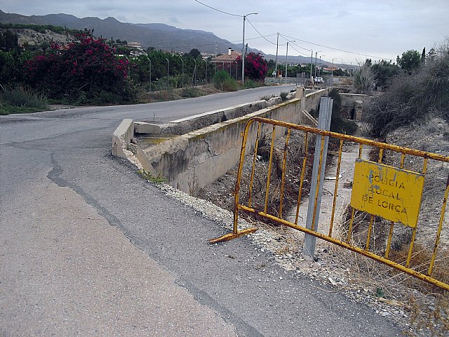 Vecinos de la Avenida de Europa preocupados porque las ramas de un árbol están desgastando el cableado de una línea de media tensión - 2, Foto 2