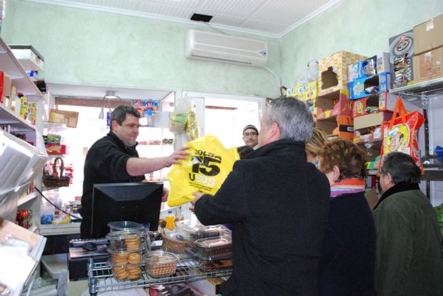 El Ayuntamiento realiza el reparto de la Bolsa 15 entre los comercios locales - 1, Foto 1