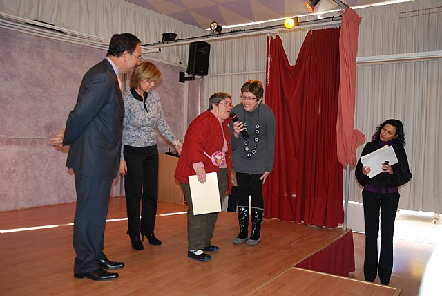 Bascuñana entrega los diplomas del concurso de tarjetas de Navidad organizado por el Centro Ocupacional de Espinardo - 1, Foto 1