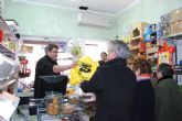 El Ayuntamiento realiza el reparto de la Bolsa 15 entre los comercios locales