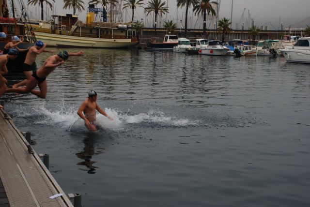 40 valientes desafían al frío en la VI Travesía a Nado en el Puerto de Cartagena - 2, Foto 2