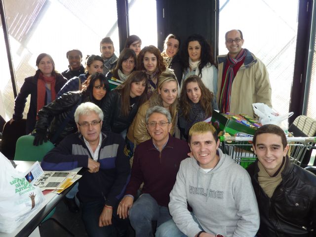 La Facultad de Trabajo Social recoge alimentos y juguetes para los más desfavorecidos - 1, Foto 1