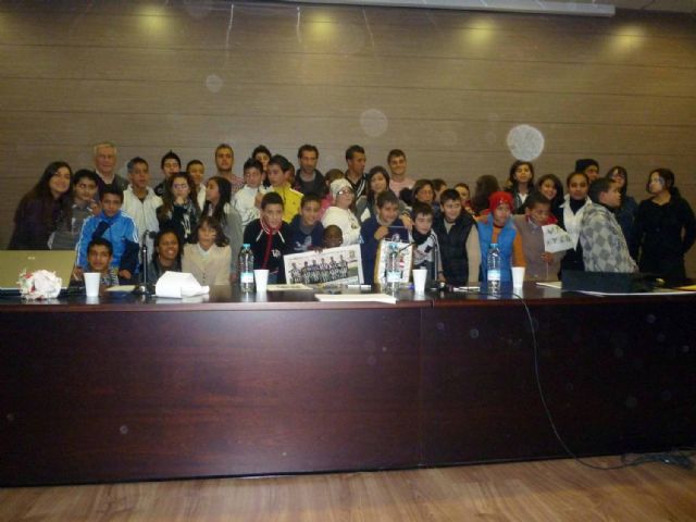 Encuentro de jóvenes y menores inmigrantes con los jugadores del F.C. Cartagena - 1, Foto 1