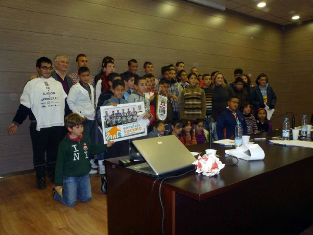 Encuentro de jóvenes y menores inmigrantes con los jugadores del F.C. Cartagena - 2, Foto 2