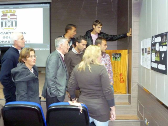 Encuentro de jóvenes y menores inmigrantes con los jugadores del F.C. Cartagena - 3, Foto 3
