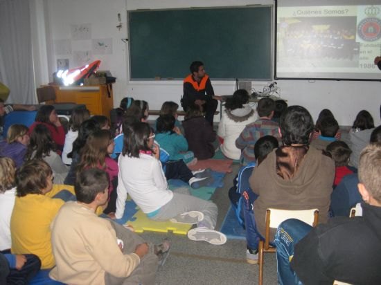 Protección Civil enseña a los niños del colegio Guadalentín, del Paretón, el Plan de Emergencias ante situaciones de riesgo por un terremoto, Foto 1