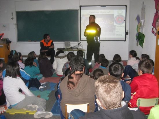 Protección Civil enseña a los niños del colegio Guadalentín, del Paretón, el Plan de Emergencias ante situaciones de riesgo por un terremoto, Foto 2