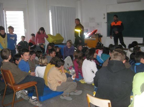 Protección Civil enseña a los niños del colegio Guadalentín, del Paretón, el Plan de Emergencias ante situaciones de riesgo por un terremoto, Foto 3